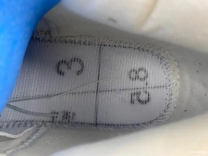 HYPE 'White' Air Jordan Levi's x 4 AO2571-100 0607